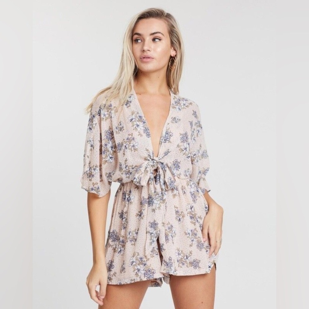 superdown Jessie Tie Front Boho Flowal Beige Elbow Sleeve Romper EUC Size Small
